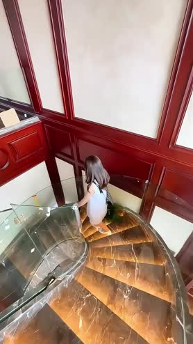 国惠村、新城国奥小区，旋转楼梯，楼梯设计还有感应灯，玻璃扶手，大理石踏步，美式家具、美式风格