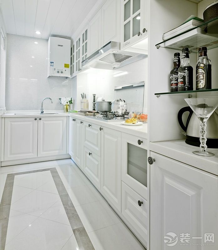 现代风格长方形厨房装修设计效果图
