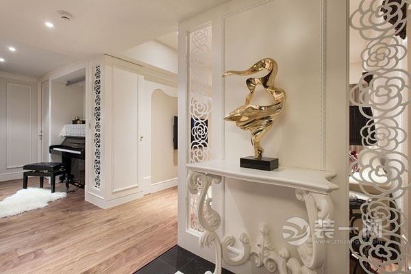 小编的话:从这一角度能够看见玄关相对的空间有一个内嵌式的钢琴摆放