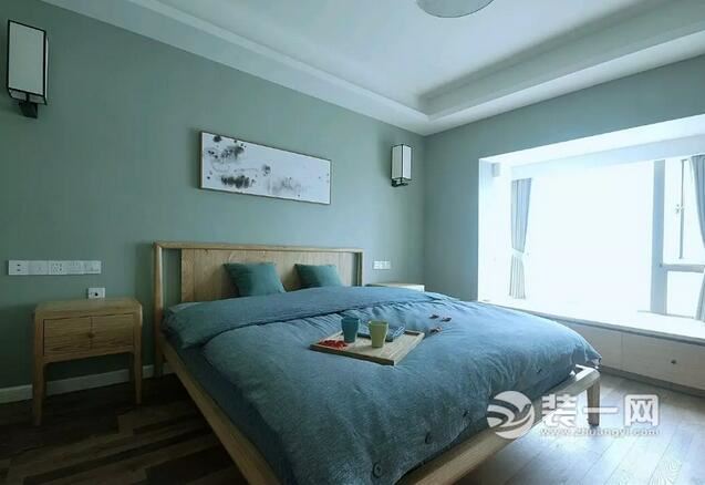 原木的地板与餐桌椅的搭配很统一和谐,原木质感结合清新的薄荷绿墙面